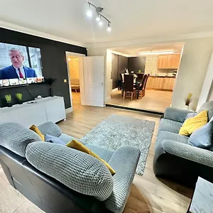Apartment Glen Fern - Garden With Parking - Heart Of Town Centre - Close To - Darts And Table Football - Sleeps 11, Bournemouth